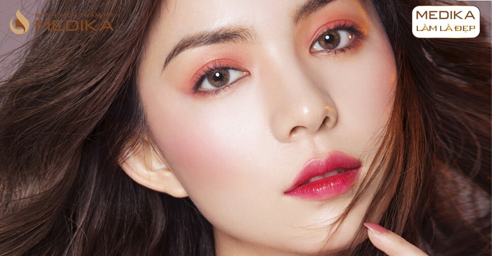 Phun môi Collagen