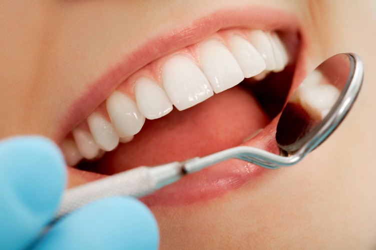 Bọc răng sứ thẩm mỹ có hại cho răng miệng không?