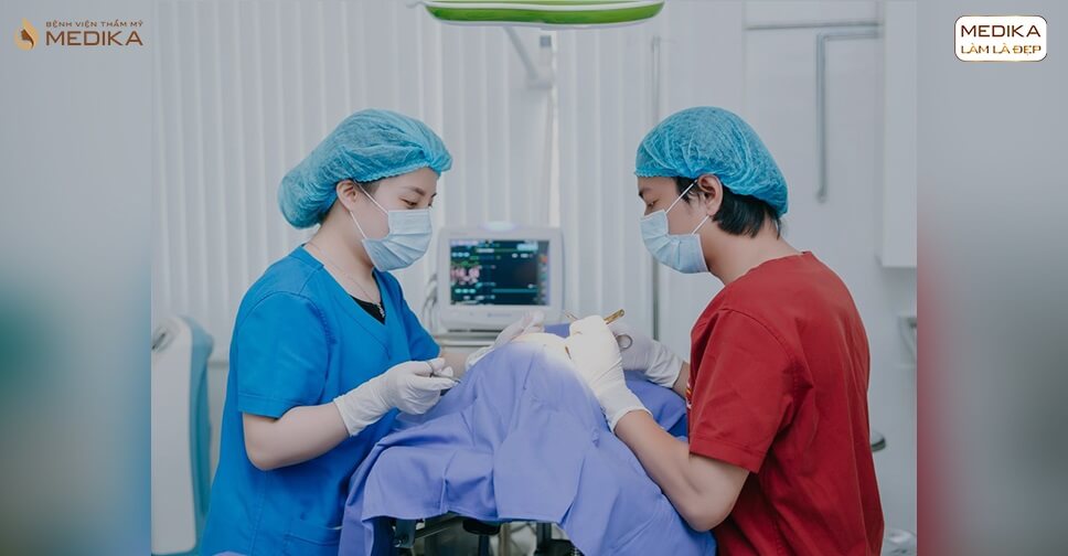Phẫu thuật nâng ngực an toàn nên thực hiện ở bệnh viện lớn - MEDIKA.vn