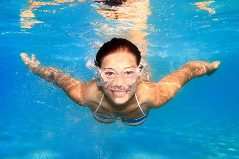 Bơi lội giúp ngực hết chảy xệ và săn chắc nếu tập thường xuyên