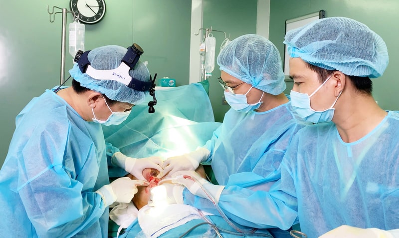 Chữa trị tình trạng nâng ngực bị nhiễm trùng bằng phương pháp phẫu thuật làm sạch